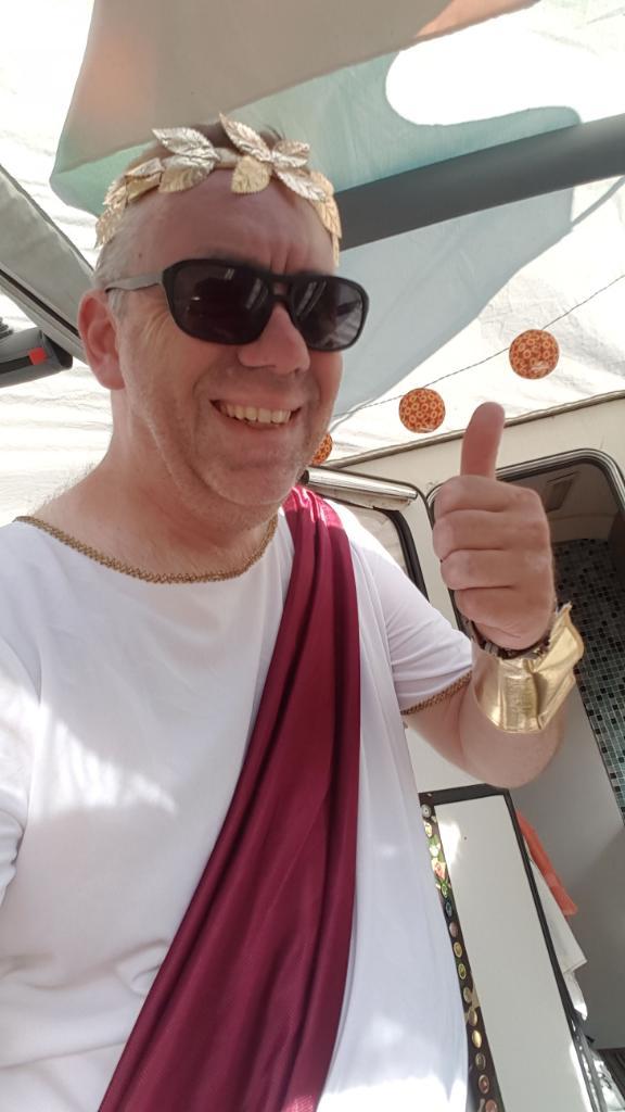 Tentmantent dressed as Julius Caesar